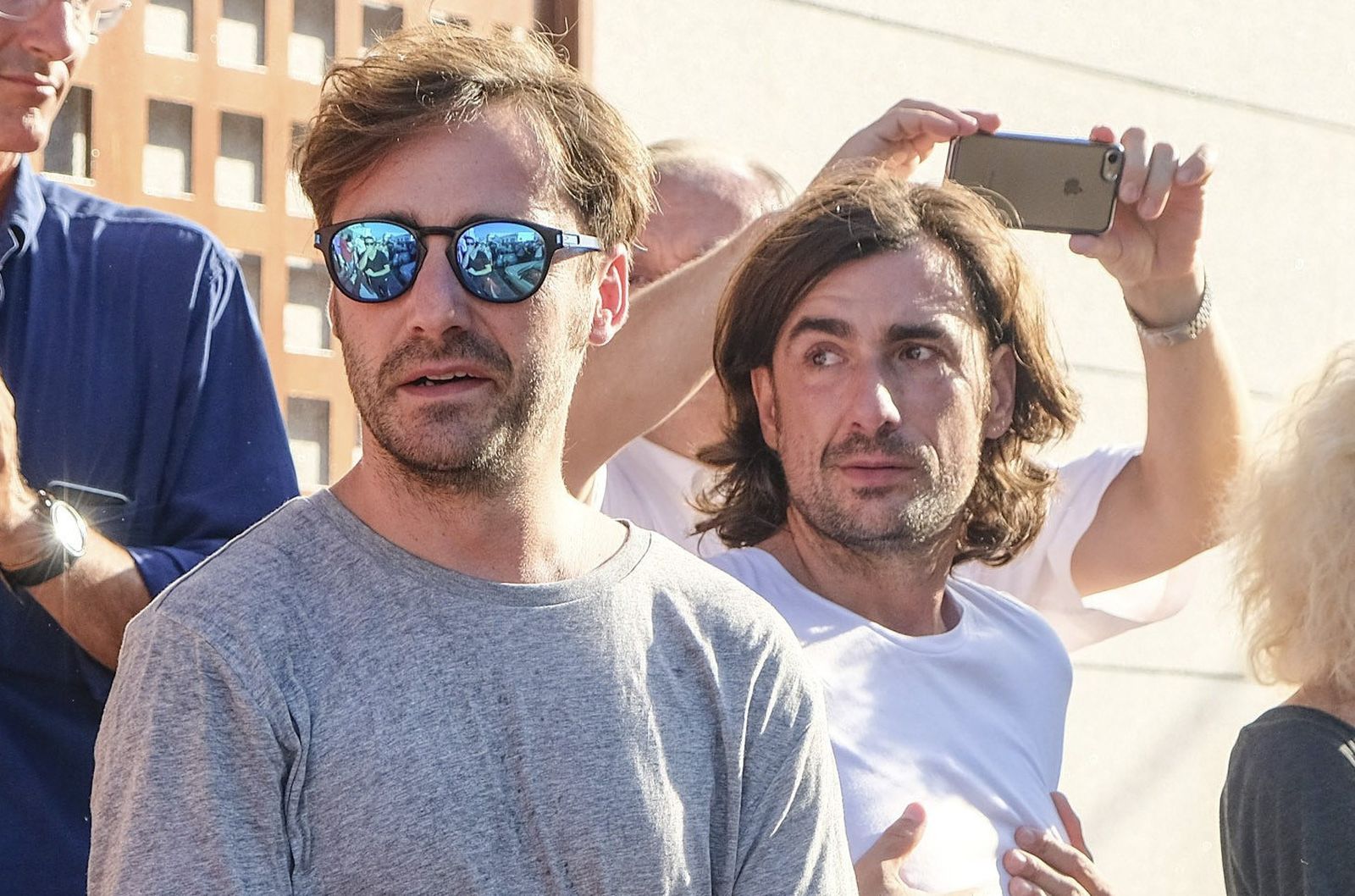 Pablo y Gelete, hijos de Ángel Nieto, a las puertas del tanatorio.