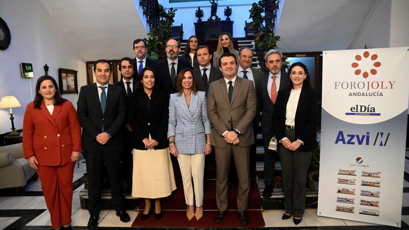 Foto de familia de las autoridades en el Foro Joly con la consejera Rocío Díaz.