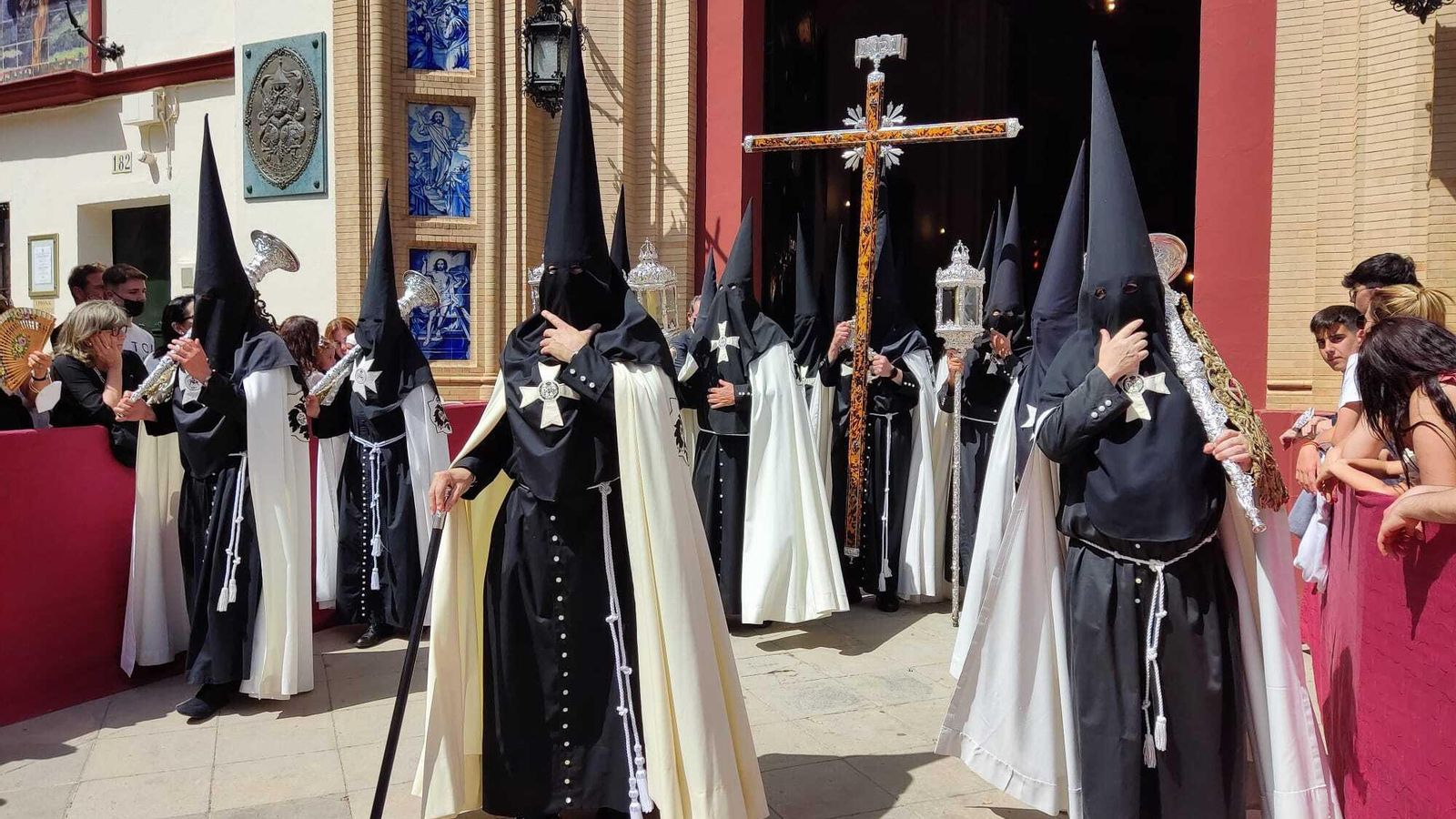 Cruz de guía del Cachorro en el Viernes Santo de Sevilla de 2022