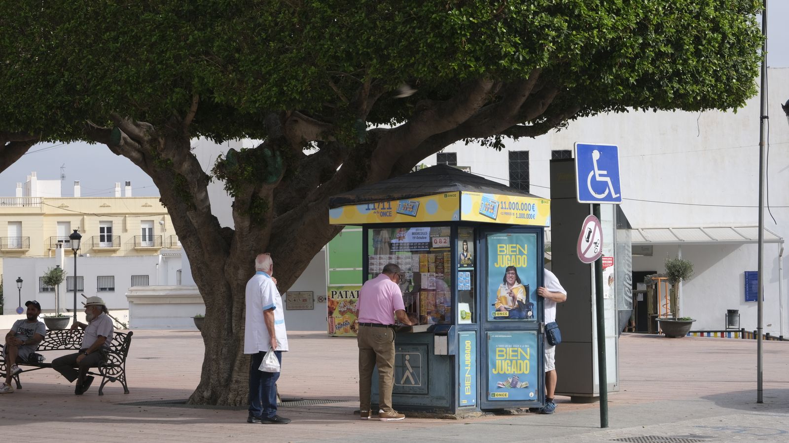 Francisco vende los cupones en el quiosco de la ONCE que hay en la plaza.