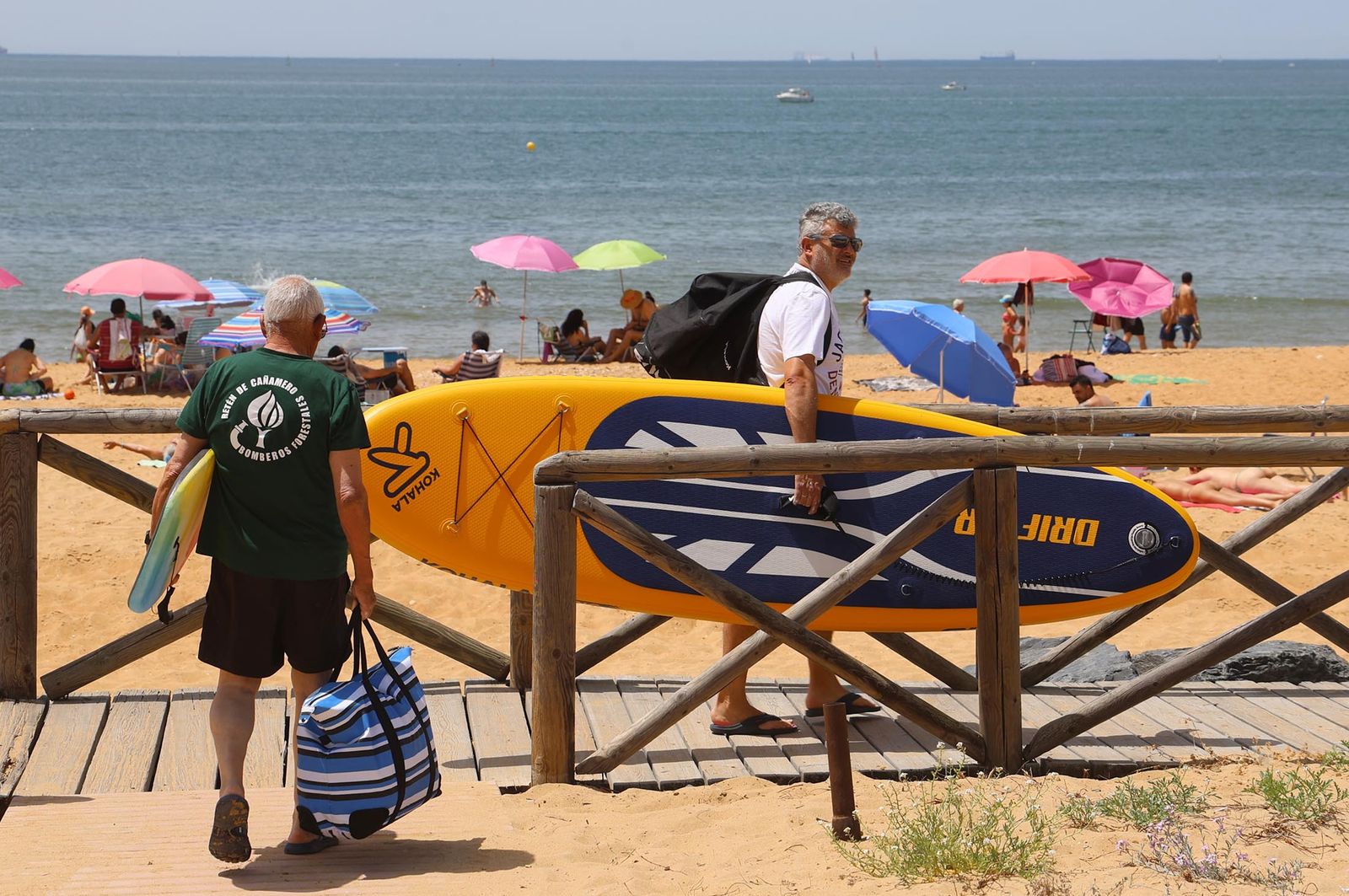 Imágenes del ambiente en las playas de Matalascañas, La Bota y Mazagón durante la mañana del domingo