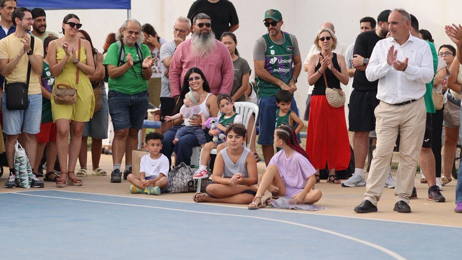 La familia Duarte contempla la presentación del dominicano.
