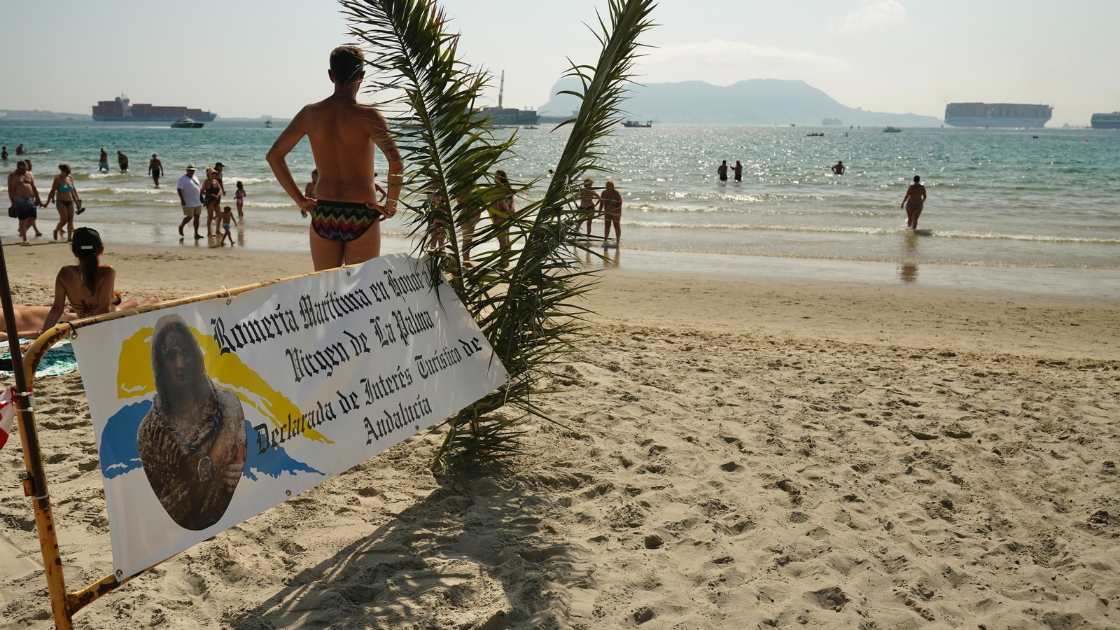 Fotos del ambiente en la playa de El Rinconcillo en la Romería Marítima de la Virgen de la Palma