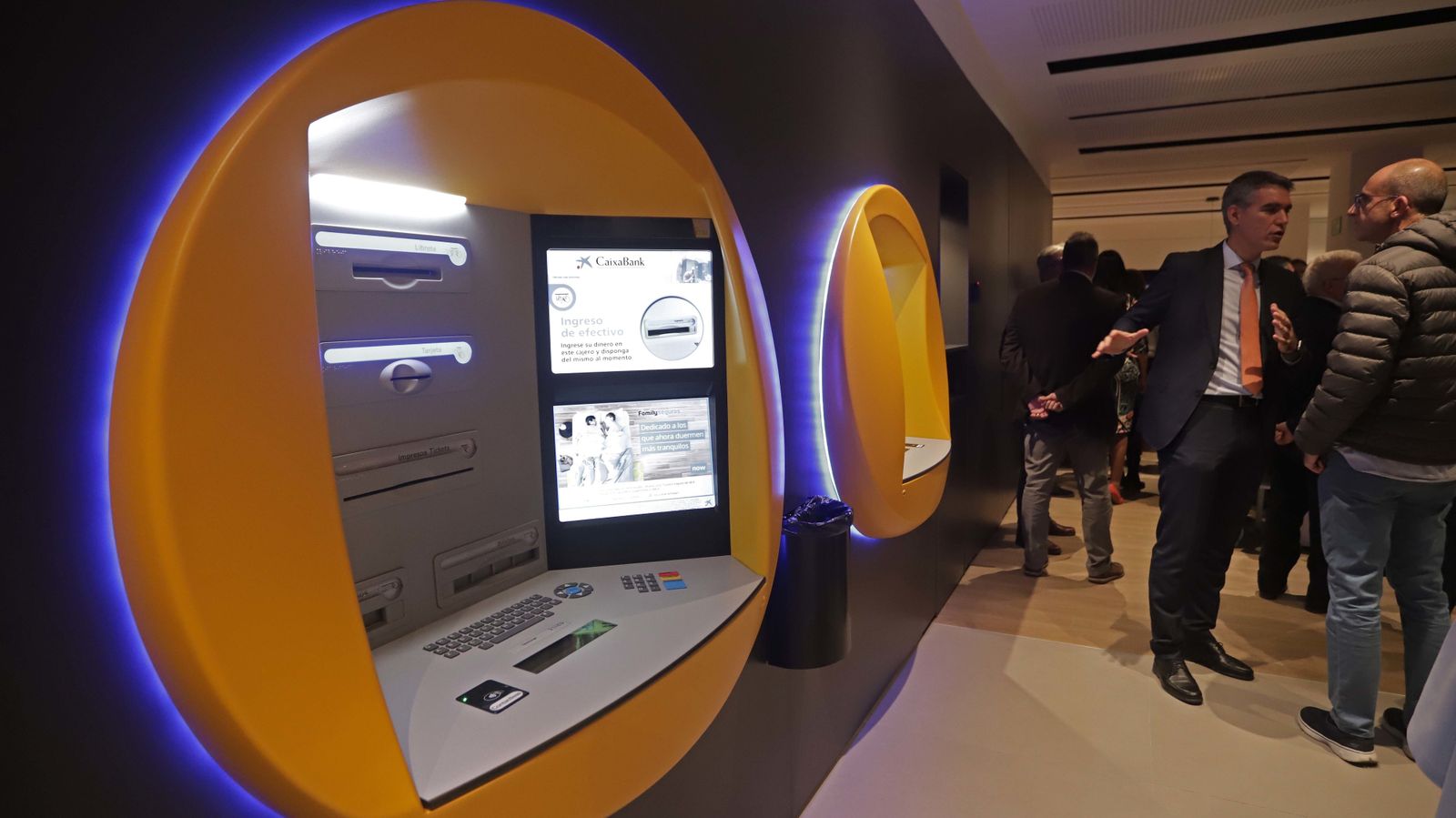 Inauguración de la nueva oficina de La Caixa en imágenes