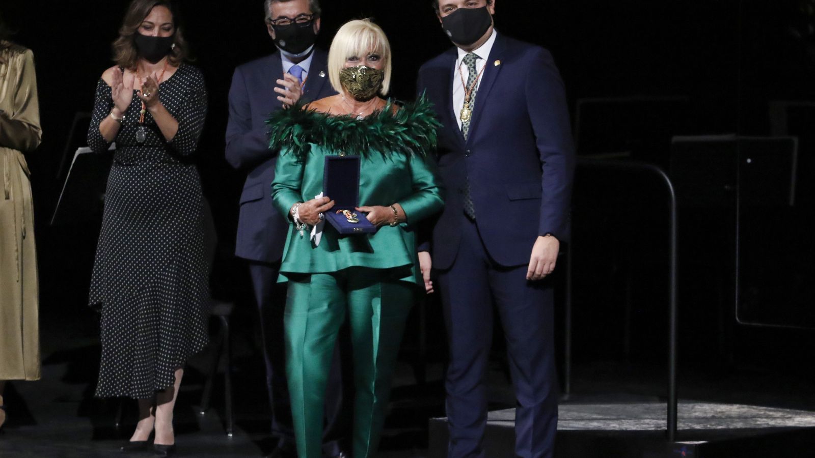 María Luisa Cobos muestra la Medalla de Córdoba