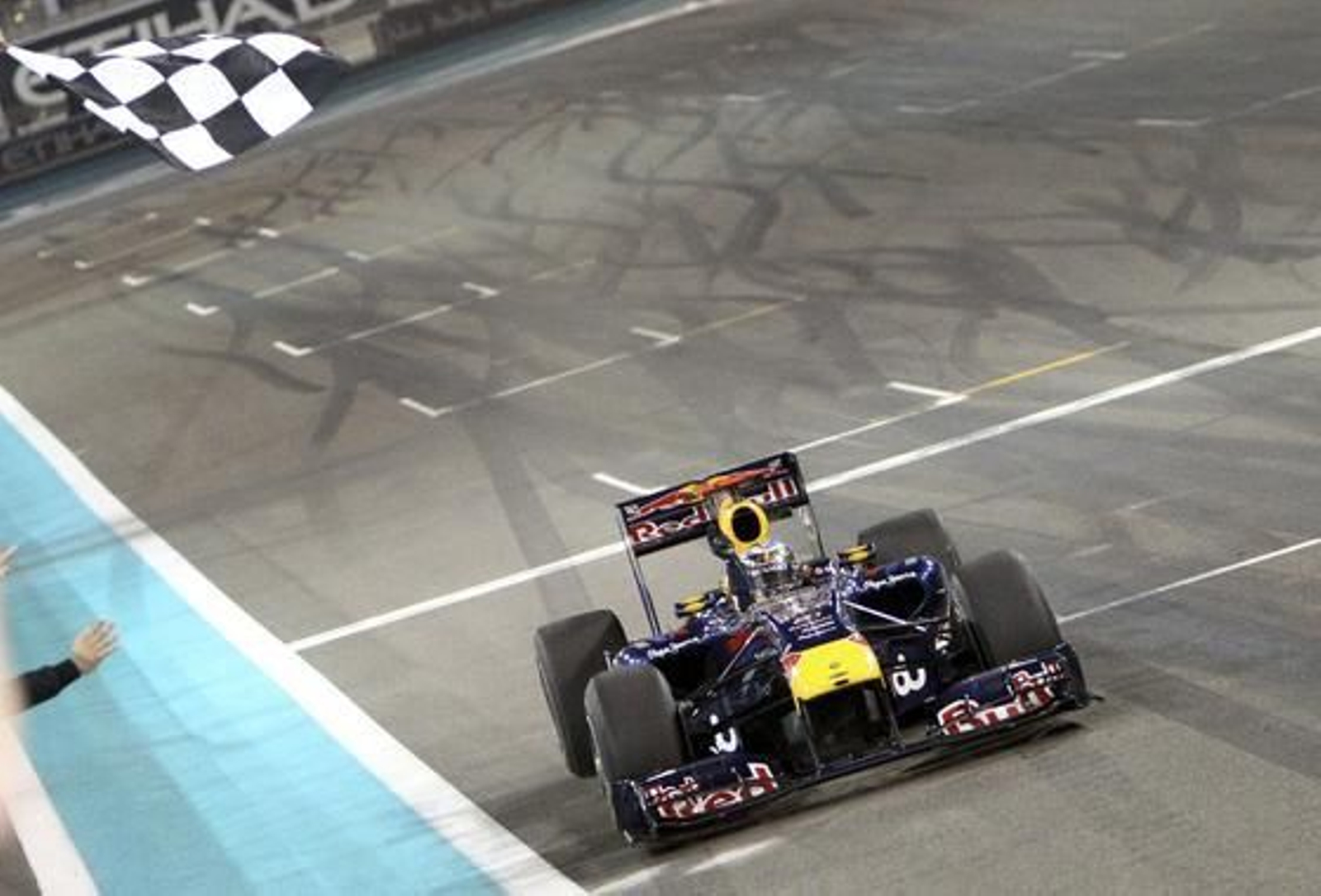 Sebastian Vettel cruza la línea de meta en Abu Dhabi.

Foto: EFE