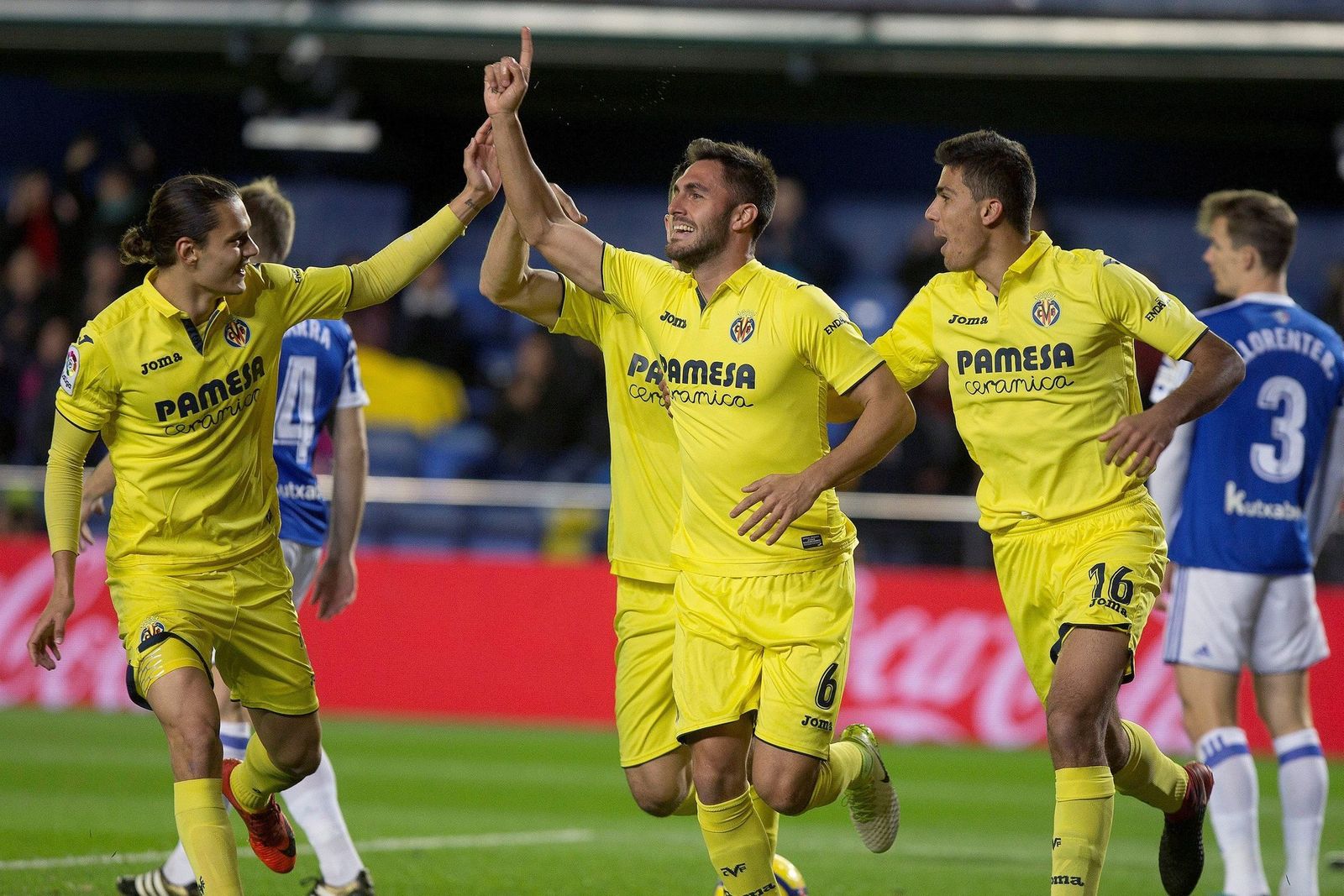 Víctor Ruiz celebra un gol con el Villarreal.