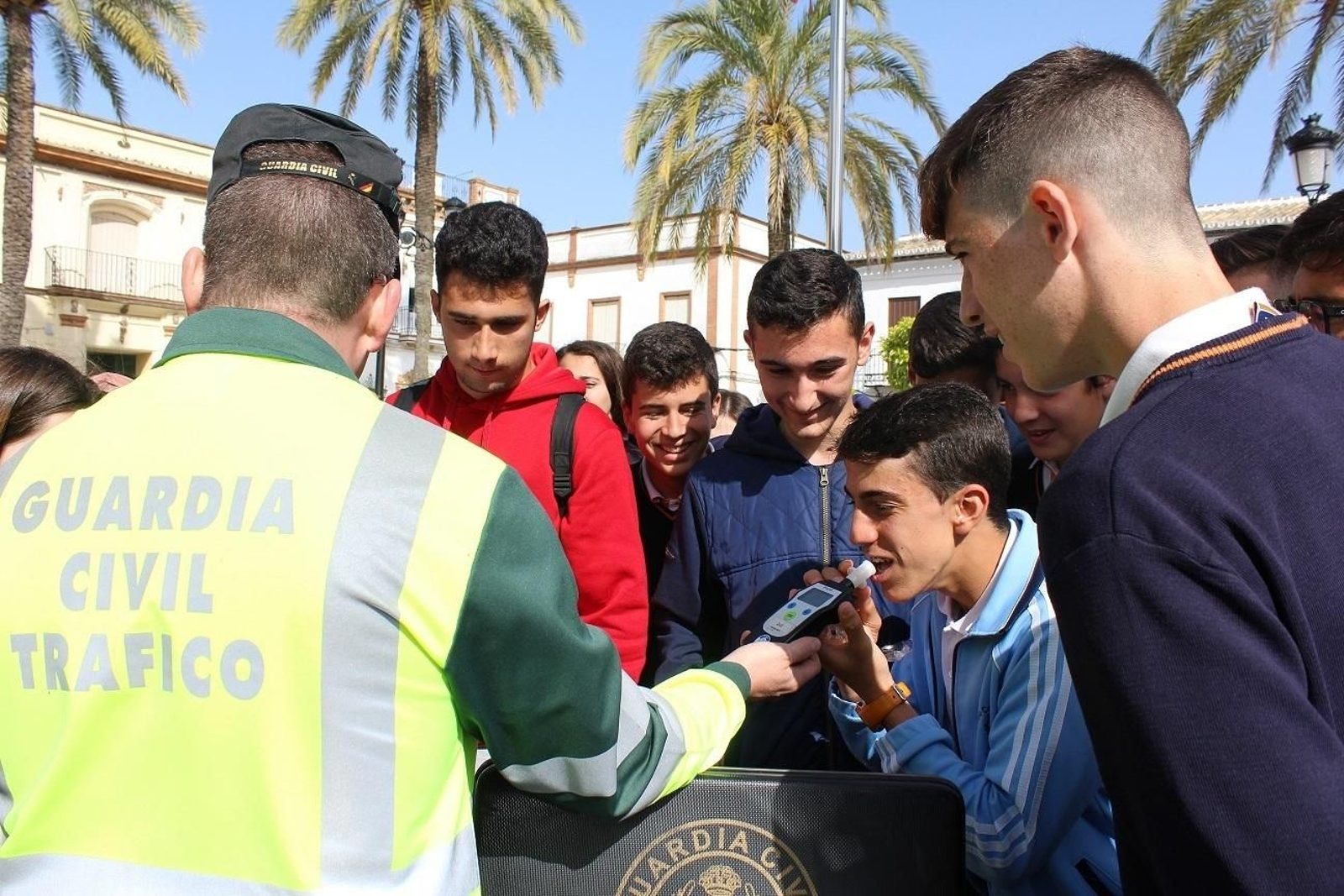 Imágenes del simulacro celebrado ayer en la plaza de España de La Palma del Condado.