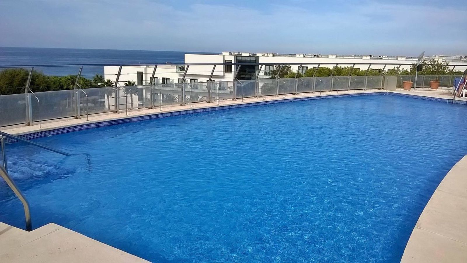 Imagen de la piscina del alojamiento.