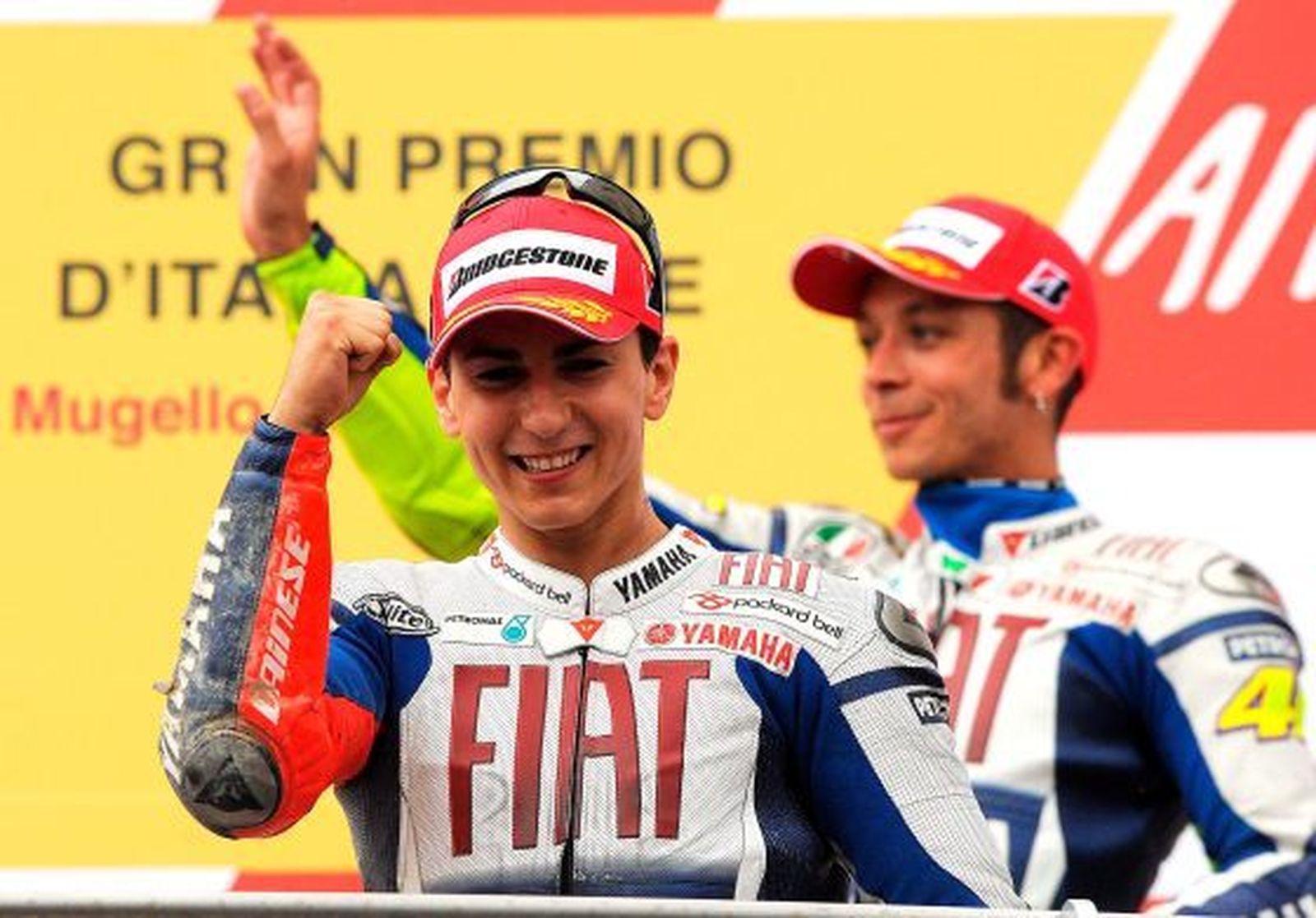 El piloto español de MotoGP del equipo Yamaha, Jorge Lorenzo, celebra en el podio su segundo puesto puesto en el Gran Premio de Italia  Foto: Efe
