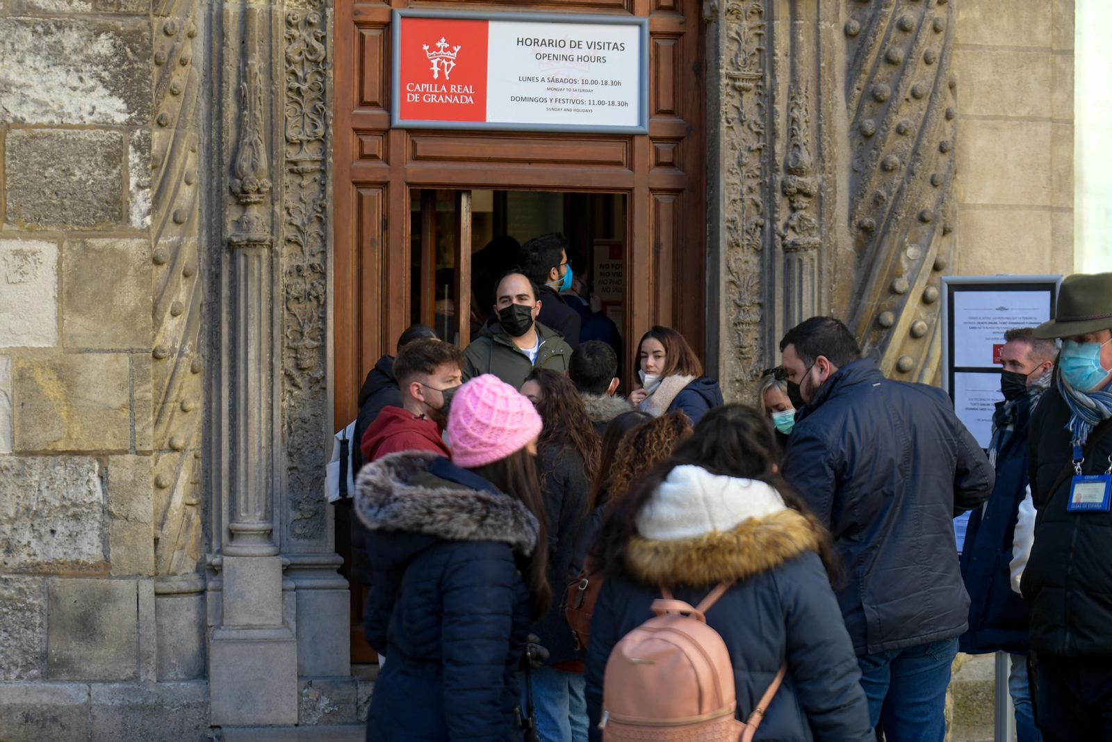 Un grupo de personas hace cola para entrar a la Capilla Real