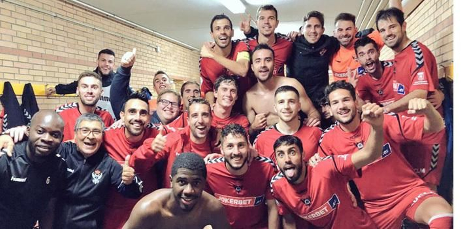 Jugadores y auxiliares del Talavera celebran en el vestuario uno de sus triunfos como visitantes