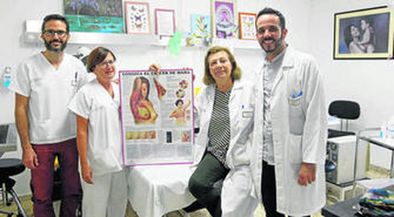 De izquierda a derecha, Alejandro Utor, Lola González, Pilar Moreno e Isabelo Serrano en la sala de curas de la Unidad de Patología Mamaria.
