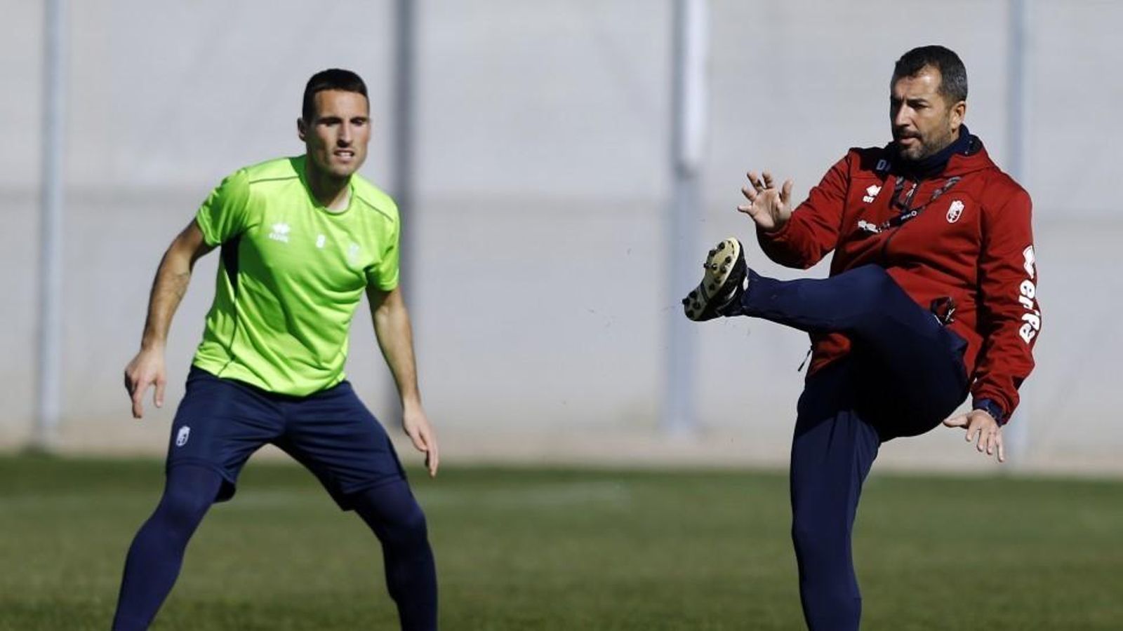 Diego Martínez pelotea con San Emeterio durante el entrenamiento de este miércoles