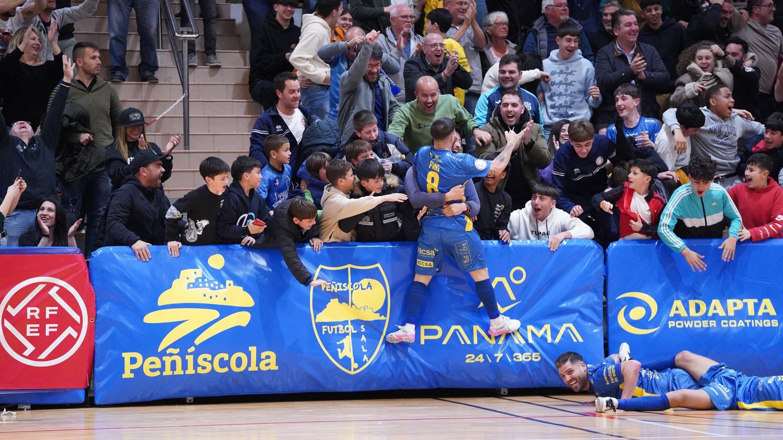 Pani celebra con el público del Juan Vizcarro el gol agónico de Juanqui.