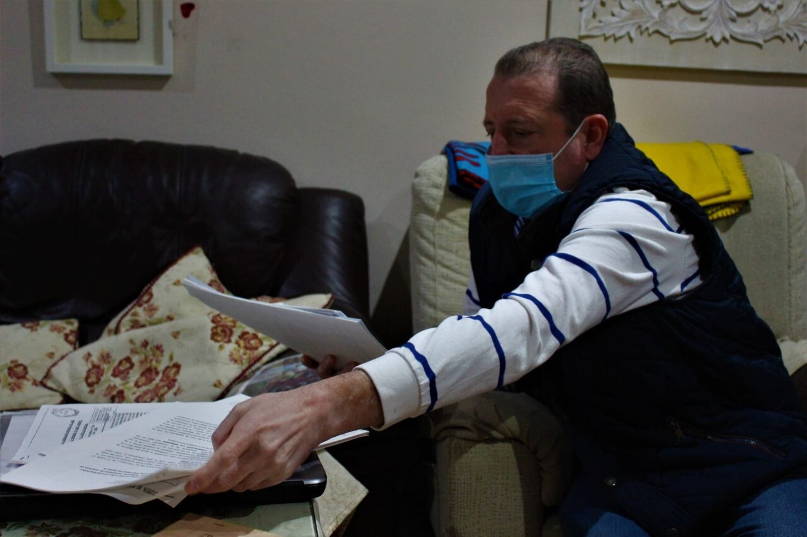 Pedro Fernández Luna, cuñado de José María García Jaén e impulsor de la demanda contra la Junta, mostrando el pasado jueves en su casa parte de esa documentación.