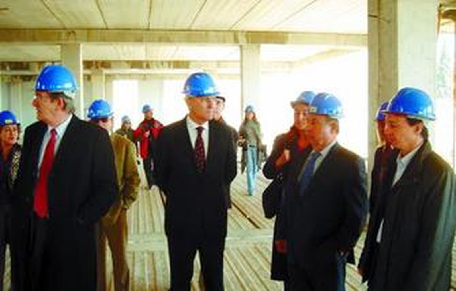 El alcalde, ayer, durante la visita realizada a las instalaciones deportivas.