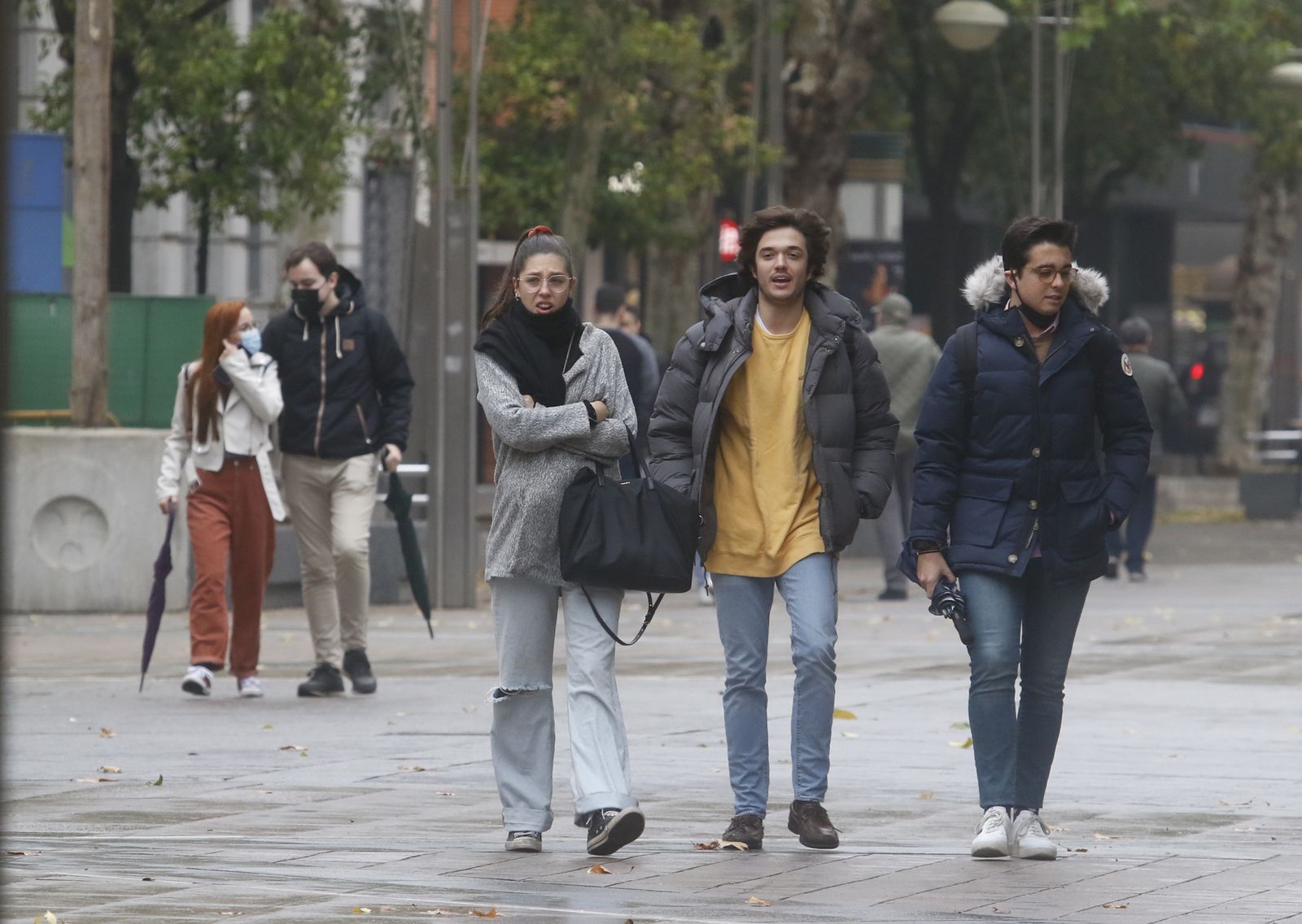Varias personas se protegen del frío en Córdoba.