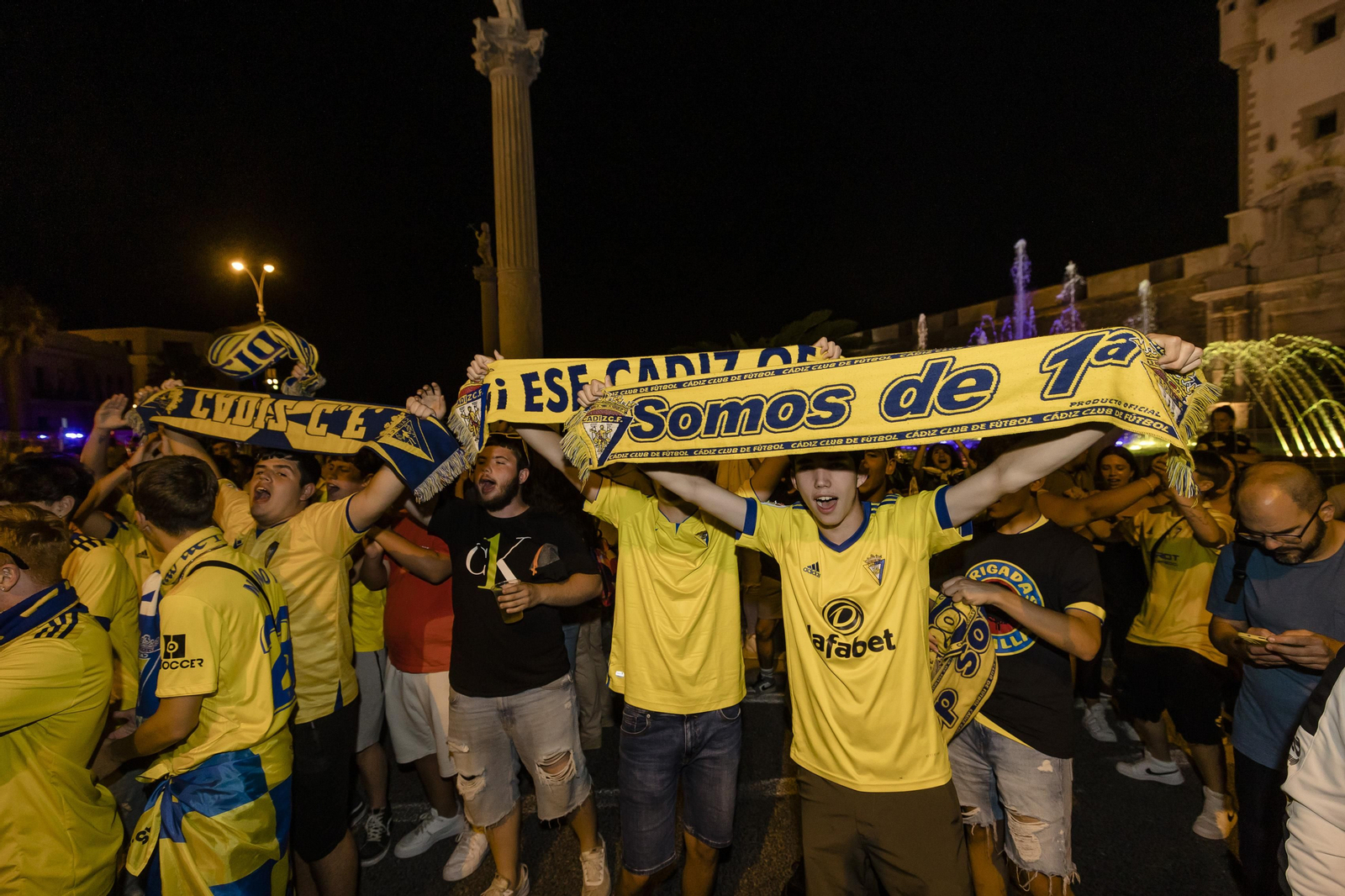 Las imágenes de la afición del Cádiz C.F. celebrando la permanencia en la fuente más cadista