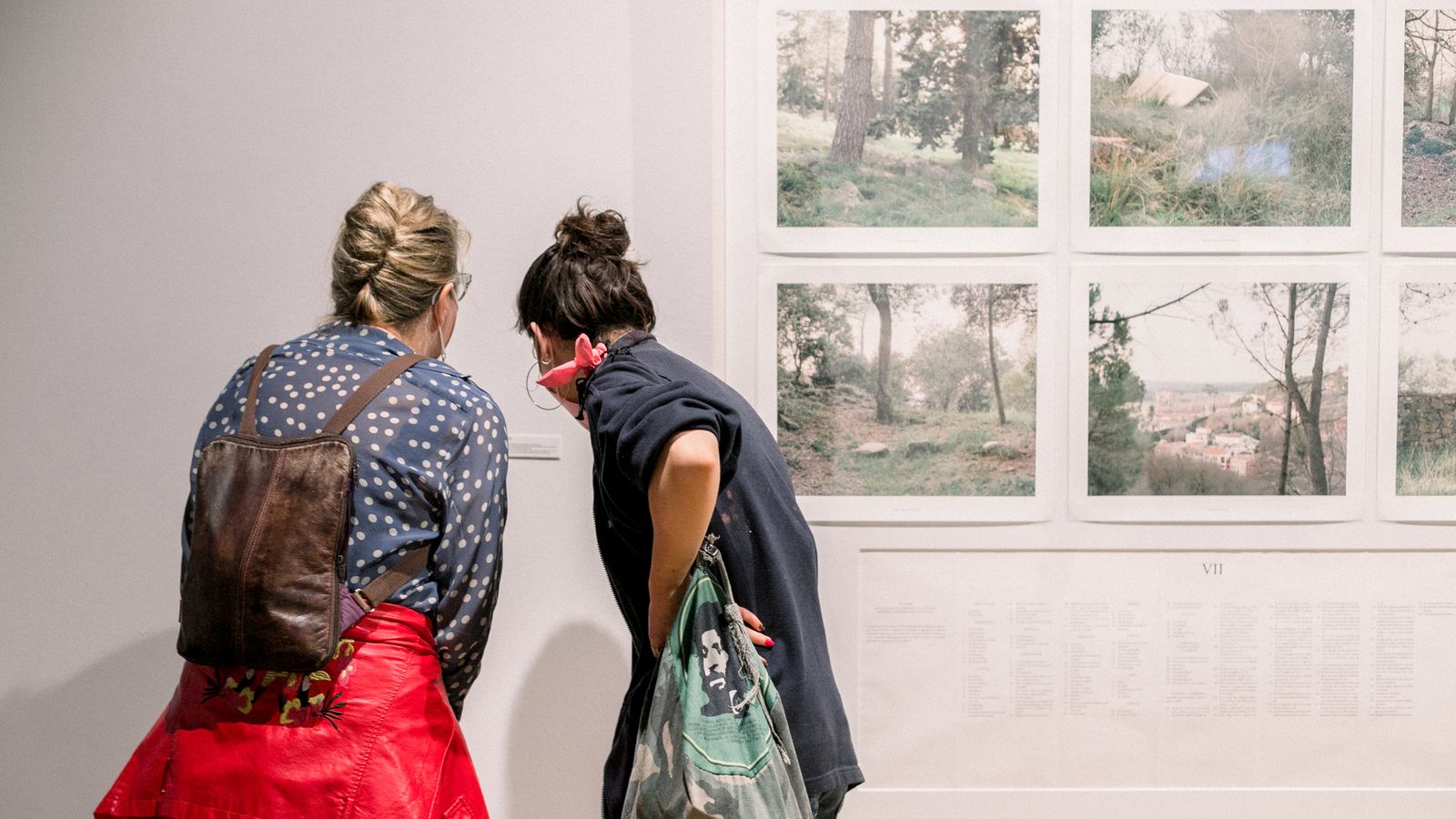 Visitantes en la exposición de la nueva colección de Pilar Citoler.