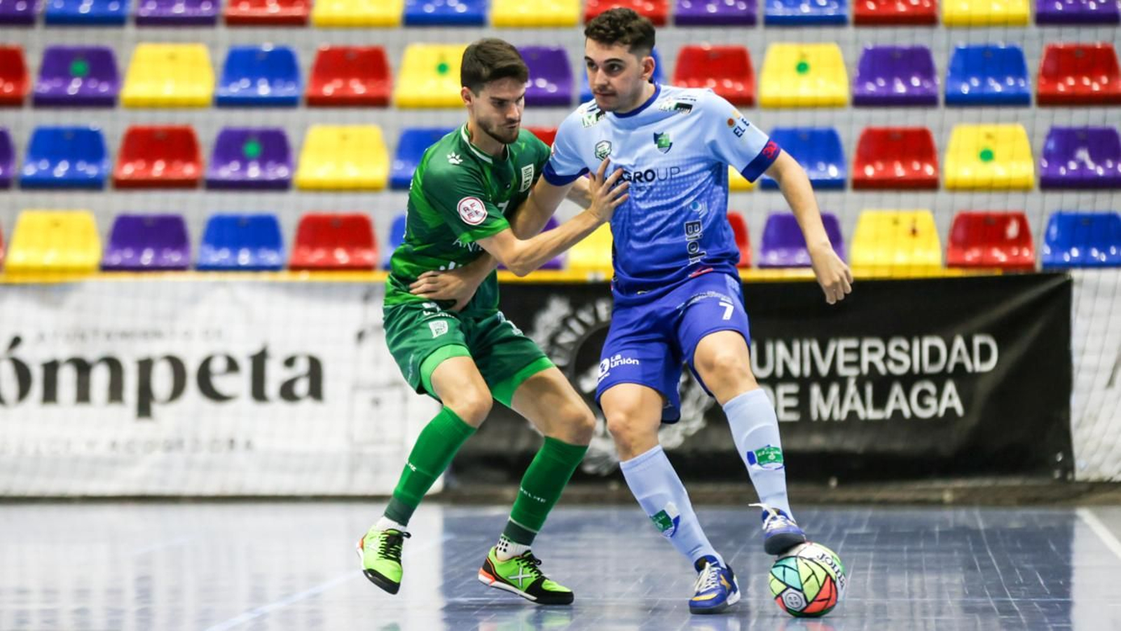 Juanan protege el esférico en uno de los duelos de la temporada.