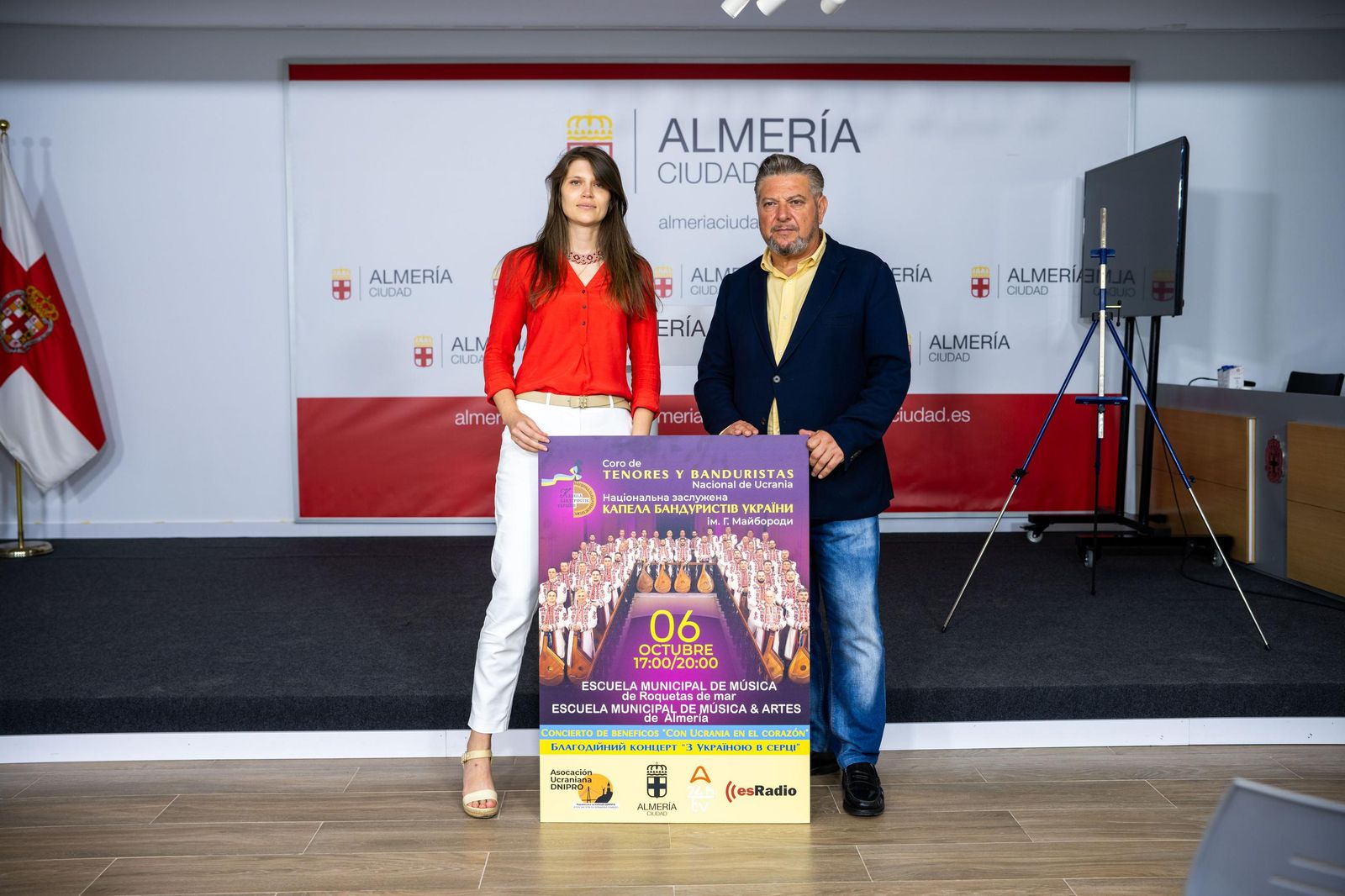 Anastasia Lavryk junto al concejal de Cultura, Diego Cruz.