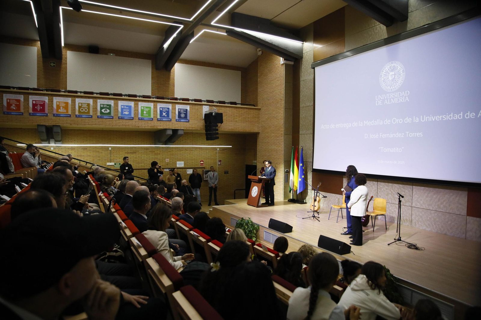 Las imágenes del acto de entrega de la Medalla de Oro a José Fernández Torres Tomatito, en la Universidad de Almería