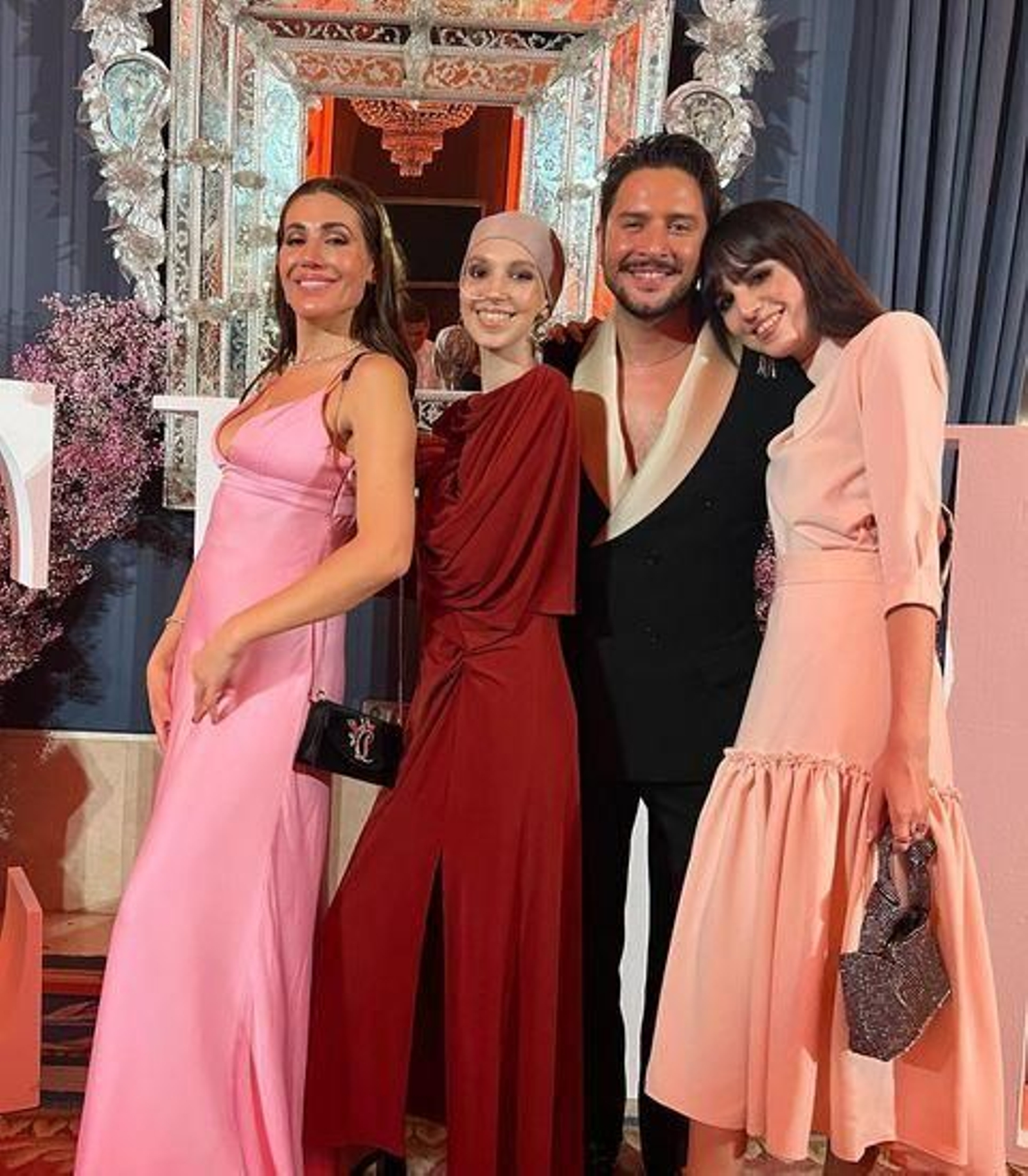 Manuel Carrasco y Navalón junto a Elena Huelva y su hermana Emi