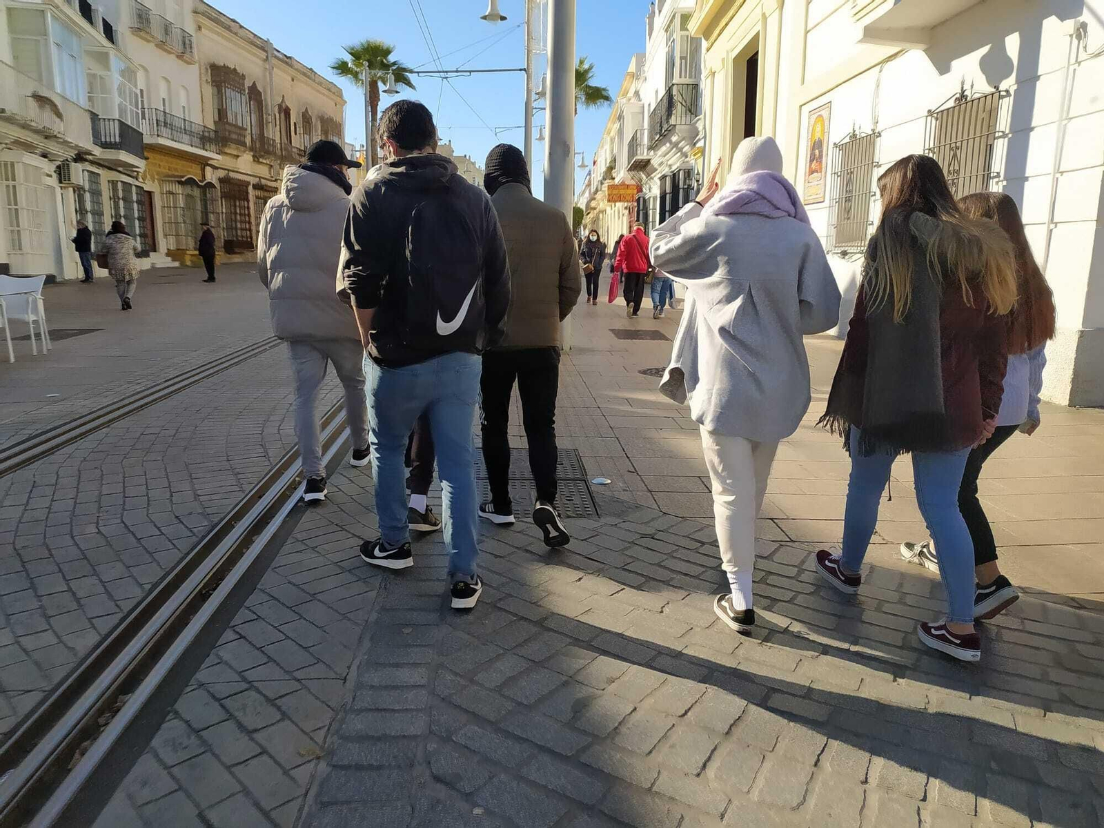 Varios jóvenes se dirigen a su centro educativo, esta mañana.