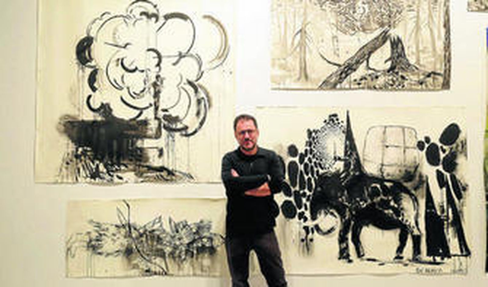 Abraham Lacalle, ayer, junto a algunas de las obras en tinta china reunidas en su exposición 'Tríptico de Málaga'.