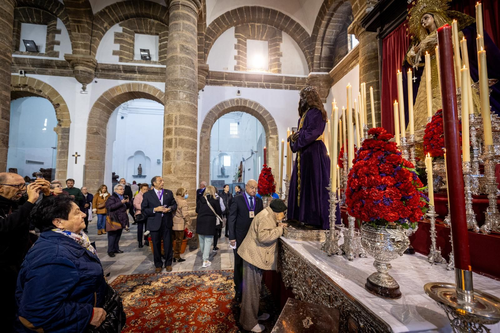 Las imágenes del tradicional besapies del Medinaceli de Cádiz