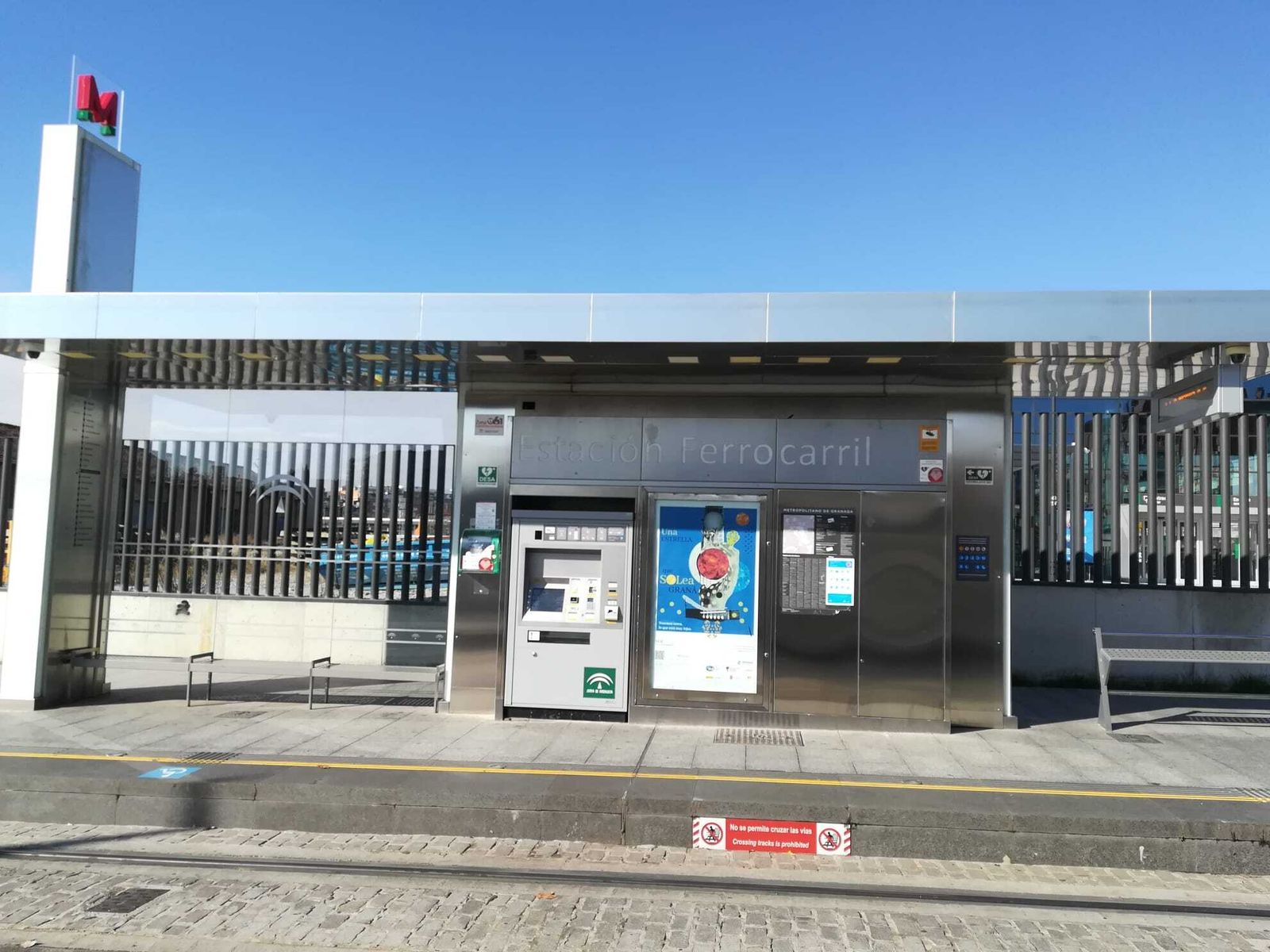 Una delas marquesinas del Metro de Granada