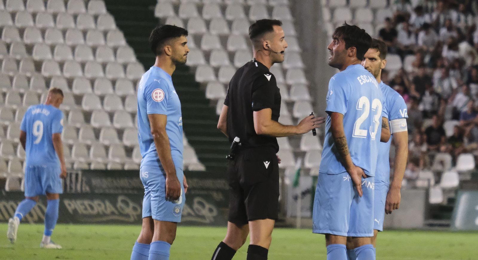 Rubén Ruipérez Marín recibe las protestas de varios jugadores del Ibiza en El Arcángel.