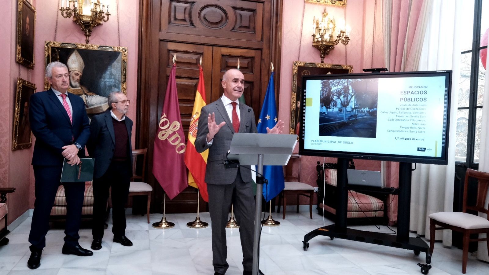 Muñoz habla sobre el patrimonio municipal de suelo acompañado por Aumesquet y Flores.