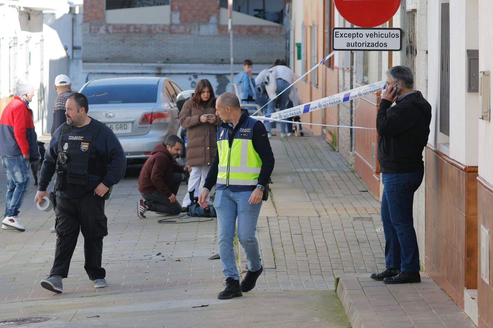 Las imágenes del despliegue policial por un hombre que se ha atrincherado en Camas