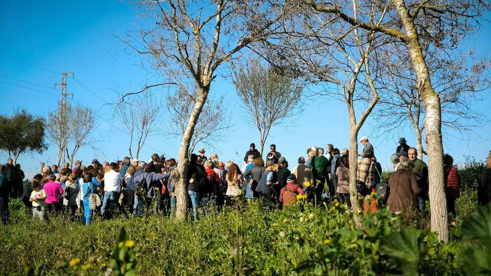 Una de las charlas ofrecidas durante el paseo.