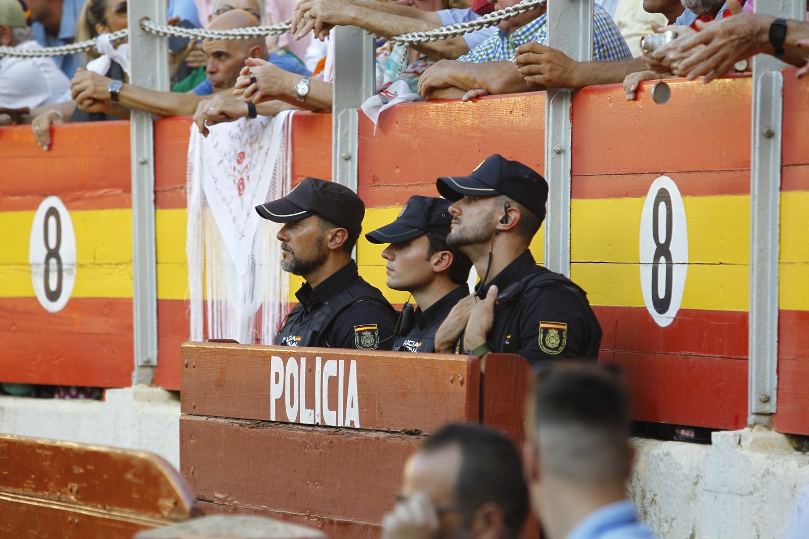 Imágenes del 'ambiente' en la corrida de toros de la Feria de Almería, con los diestros Morante de la Puebla, El Juli y Tomás Rufo