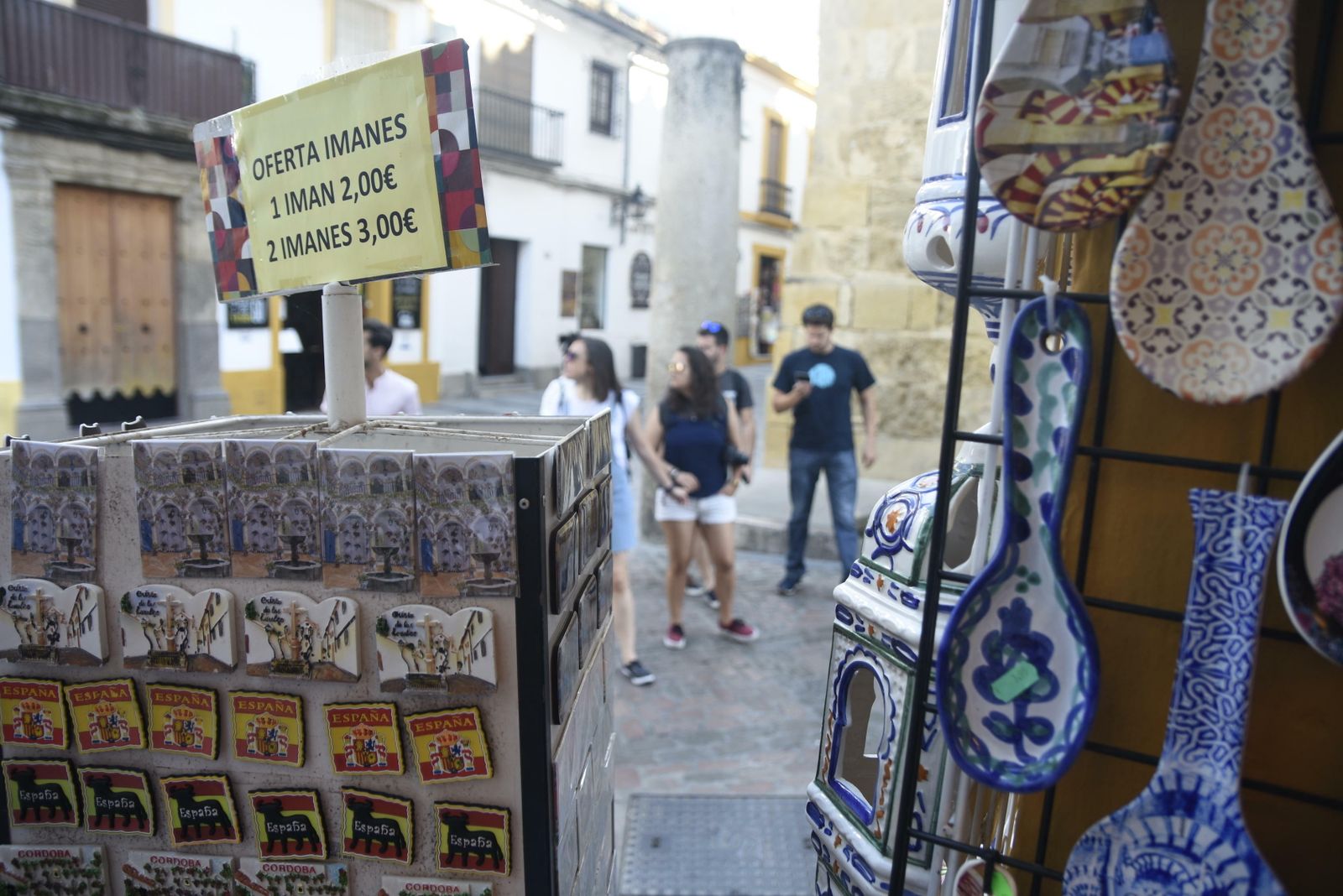 Imanes en una tienda de la Judería.
