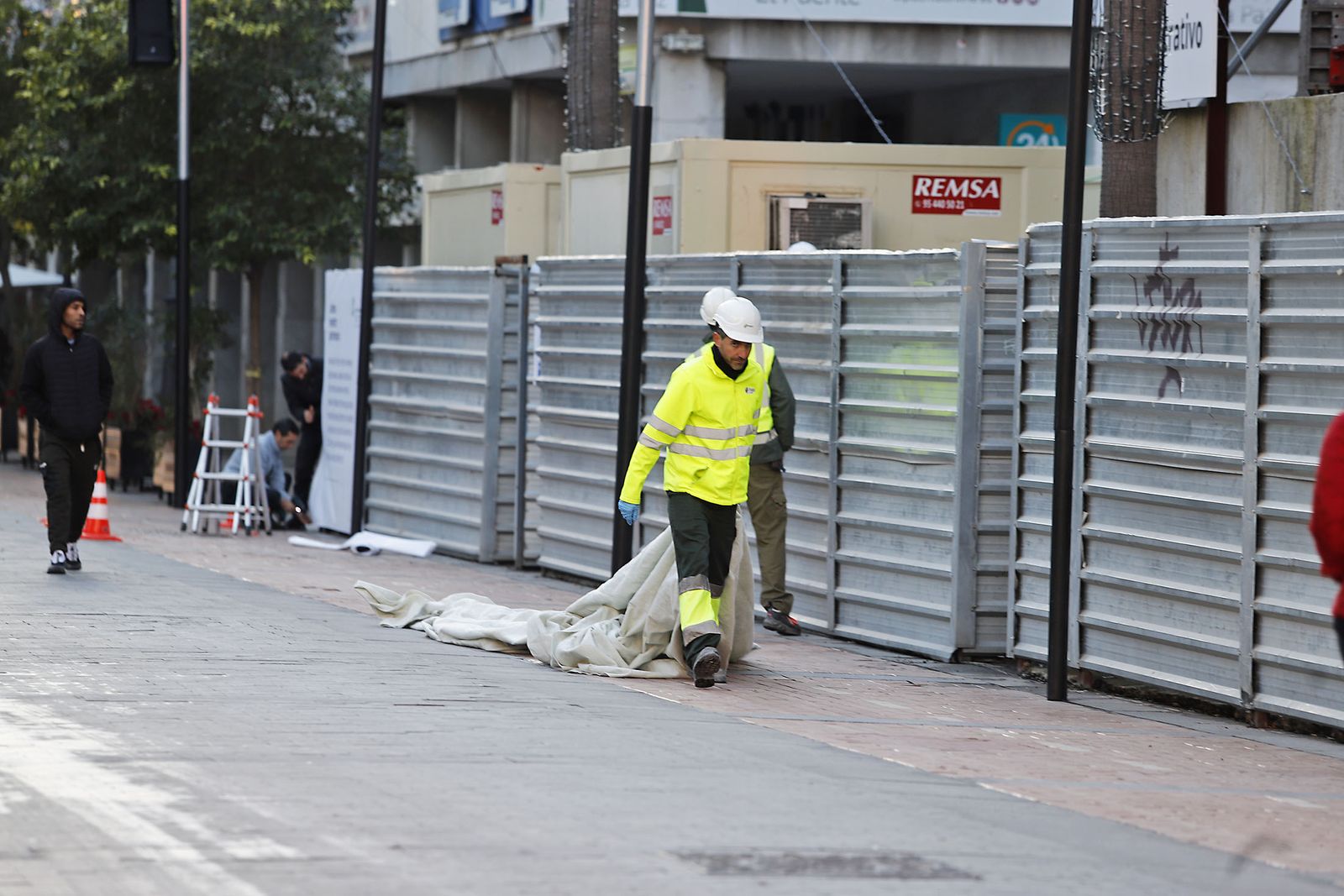 Imágenes de la colocación de vinilos de los restos arqueológicos encontrados en el antiguo edificio de Hacienda