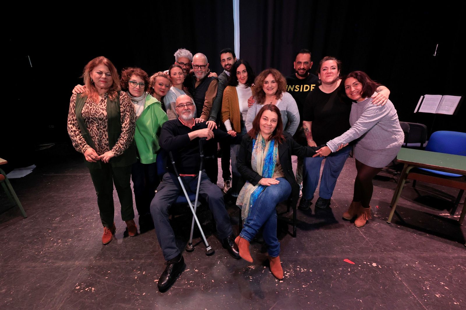 Actores y actrices posan con Juan Carlos Galiana y María Luisa Platero, autores del texto y la dramaturgia de Piano Man