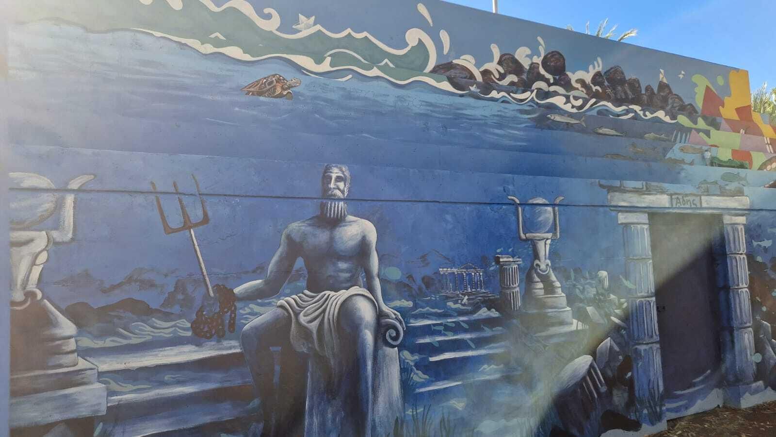 Detalle de los elementos ya pintados en el mural.