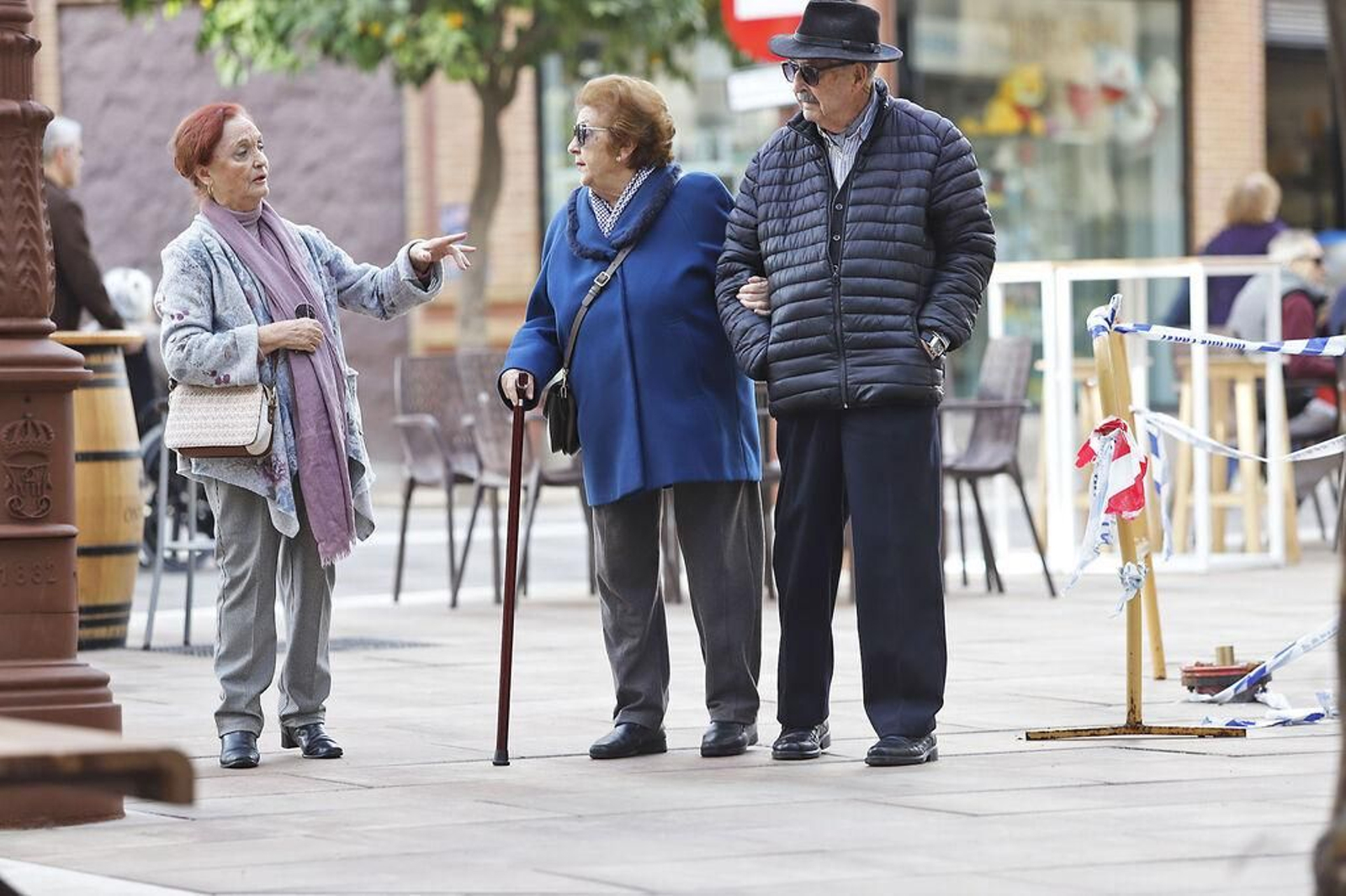 Una pareja pasea agarrada del brazo por Huelva
