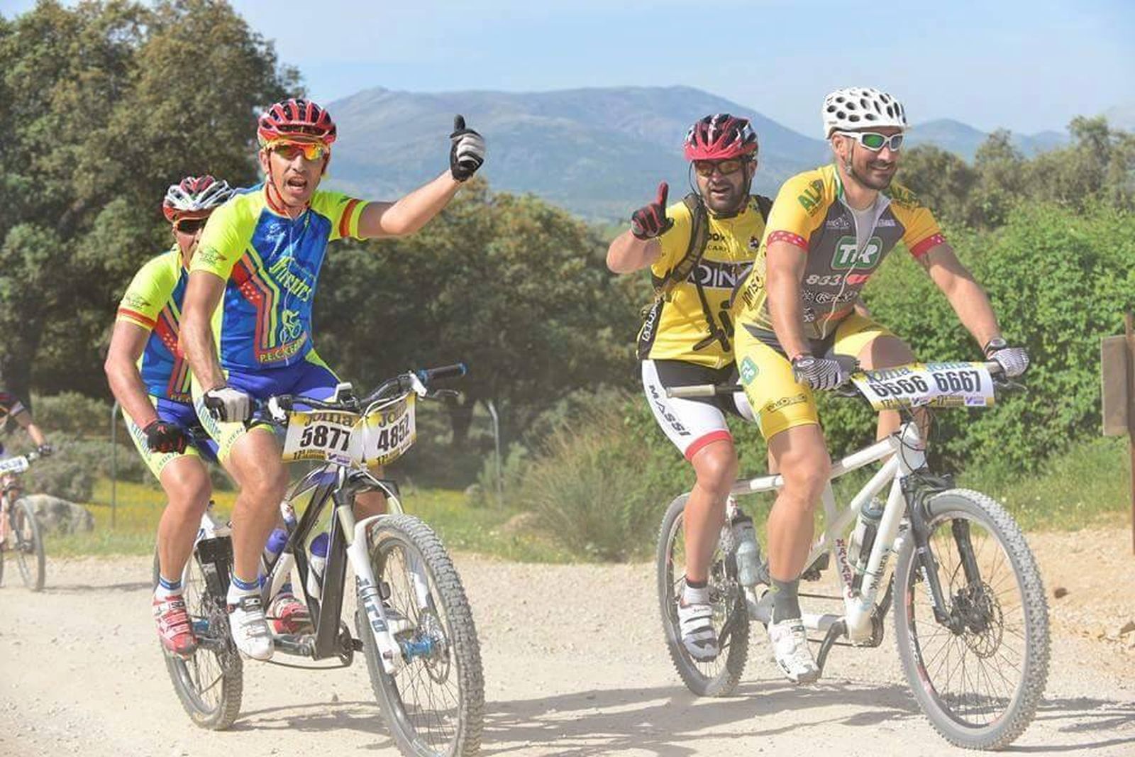 Candón (dcha.) junto a su guía, Nico Arellano, durante el Campeonato de Europa de Xterra.