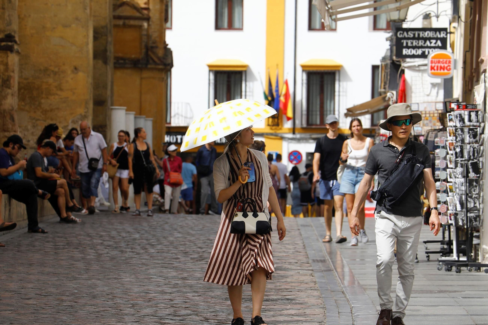 Turistas pasean por el Casco Histórico.