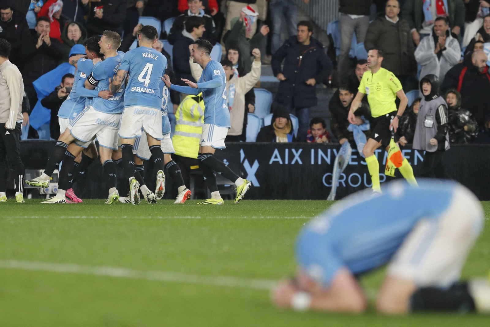 Los jugadores del Celta celebra el gol de Óscar Mingueza que le dio el triunfo frente al Almería.