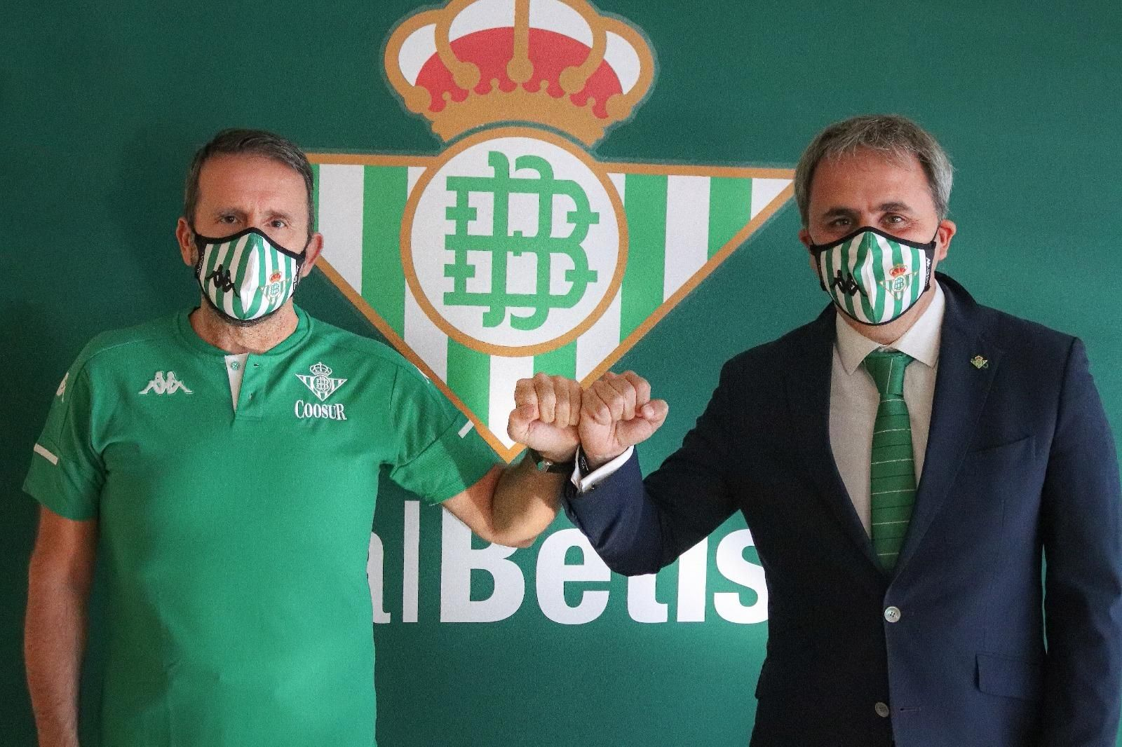 Joan Plaza posa en las instalaciones del club con Fernando Moral, presidente del Coosur Betis.