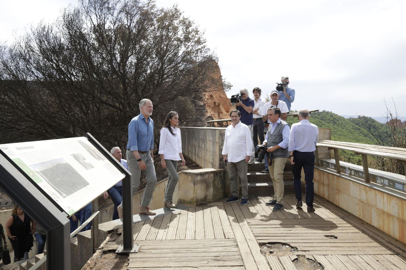Las fotos de la visita de los Reyes a las zonas afectadas por los incendios en Sanabria y Las Médulas