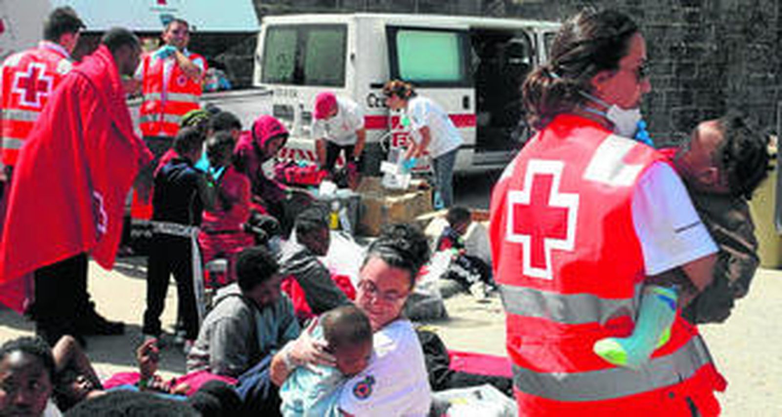 Los voluntarios de Cruz Roja atienden a los inmigrantes a su llegada al puerto de Tarifa.