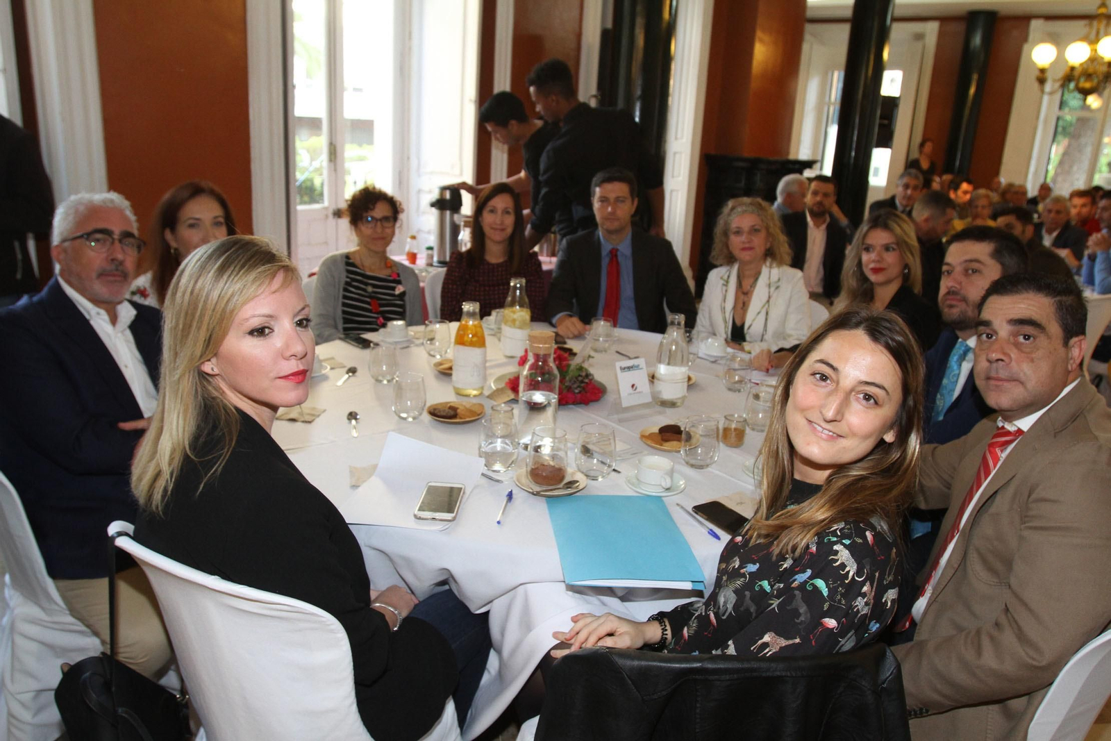 Imágenes de la conferencia y desayuno-coloquio de Gabriel Cruz, alcalde de Huelva