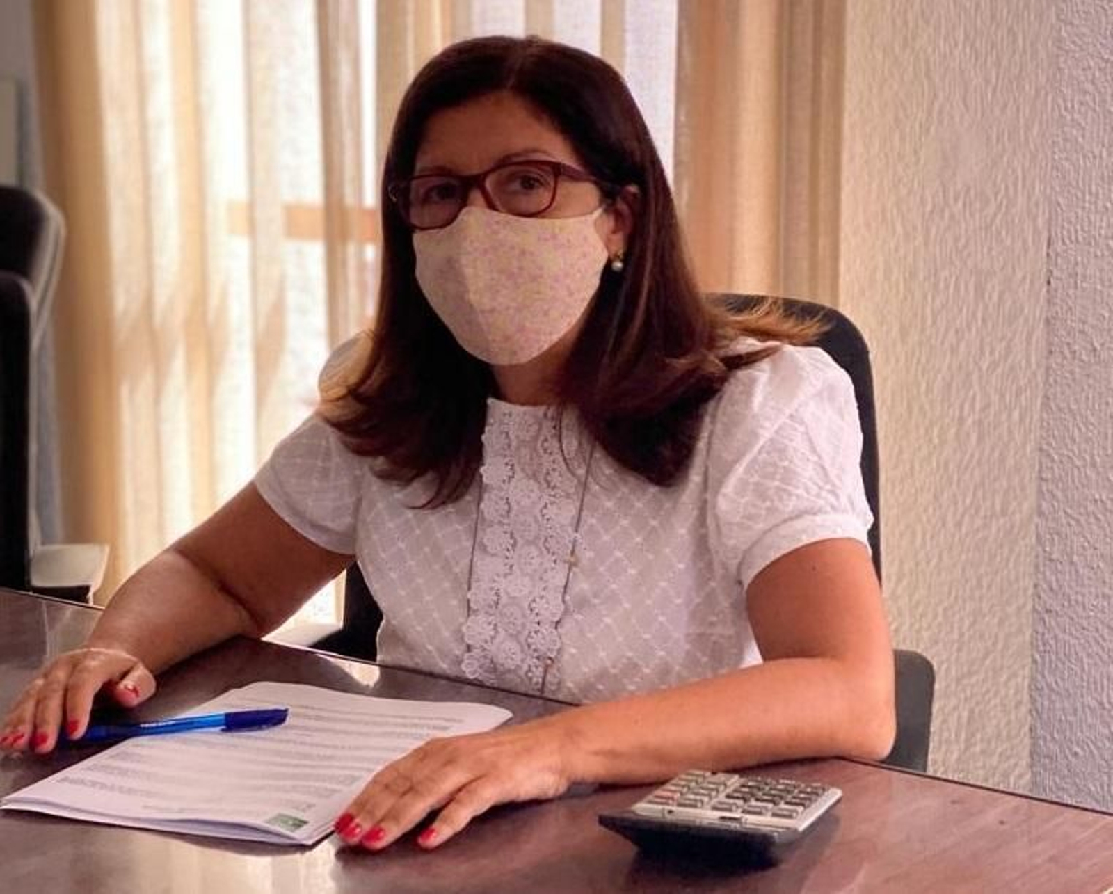 La alcaldesa de Mojácar, Rosa María Cano, trabaja en su despacho durante estos días de máxima actividad.